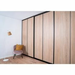 BAUHAUS Room Plaza Easy Schiebetür-Bau-Set Eiche Geplankt/Eiche Trüffel, Profilfarbe: Schwarz -Schränke Möbel Mall 12 185